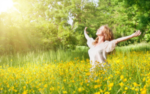 Dynamische Atemtherapie: beautiful girl enjoying the summer sun