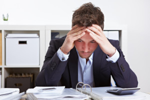 Stressmanagement: Mann im Büro mit Burnout